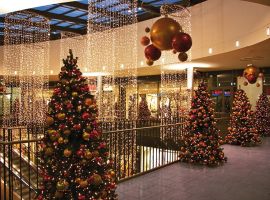 weihnachtsdeko-grosse-tannen-led-einkaufs-shopping-center-mercaturaalen-min.jpg